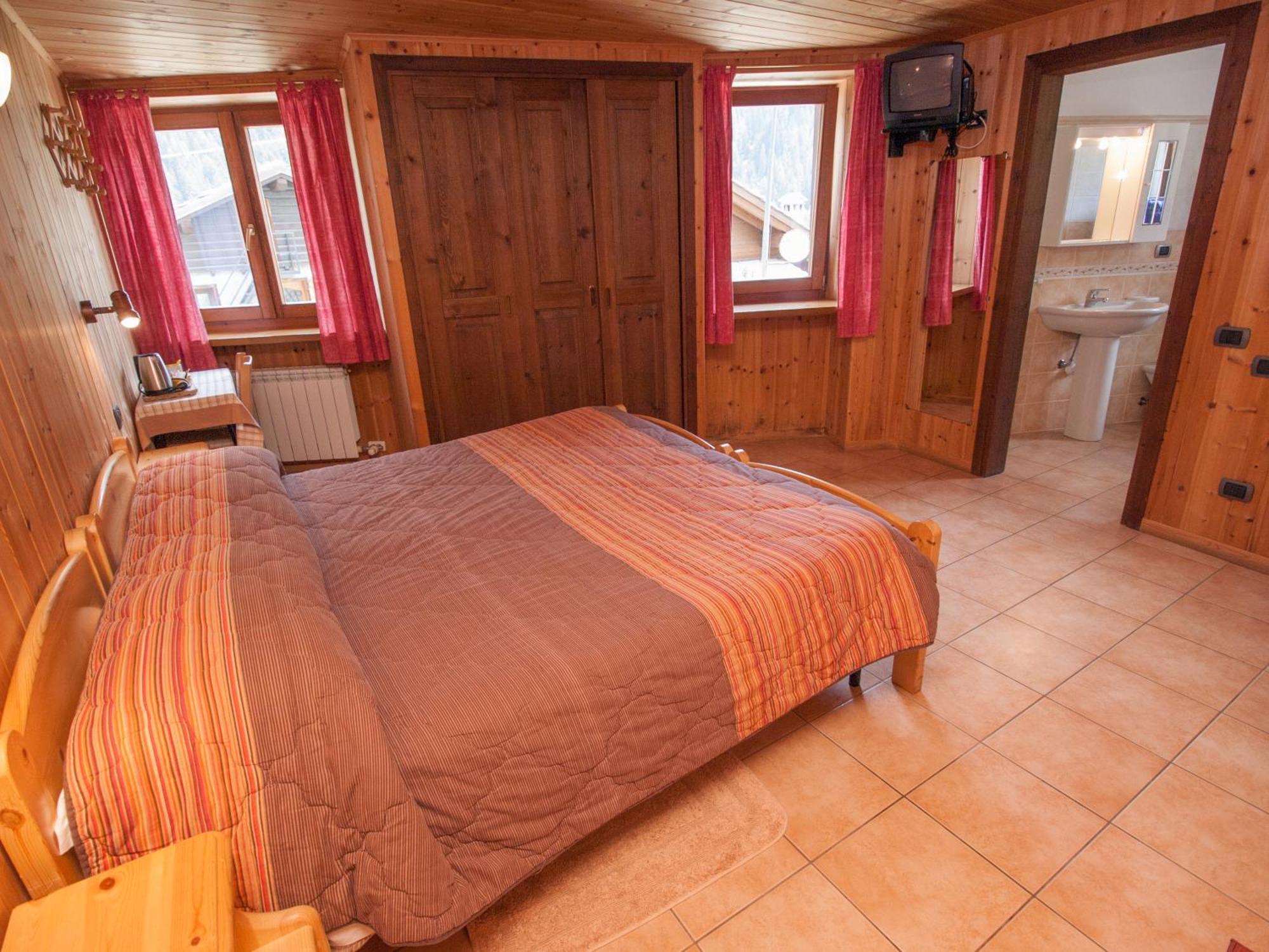 Le Vieux Rascard Chambres D'Hotes Champoluc Rom bilde