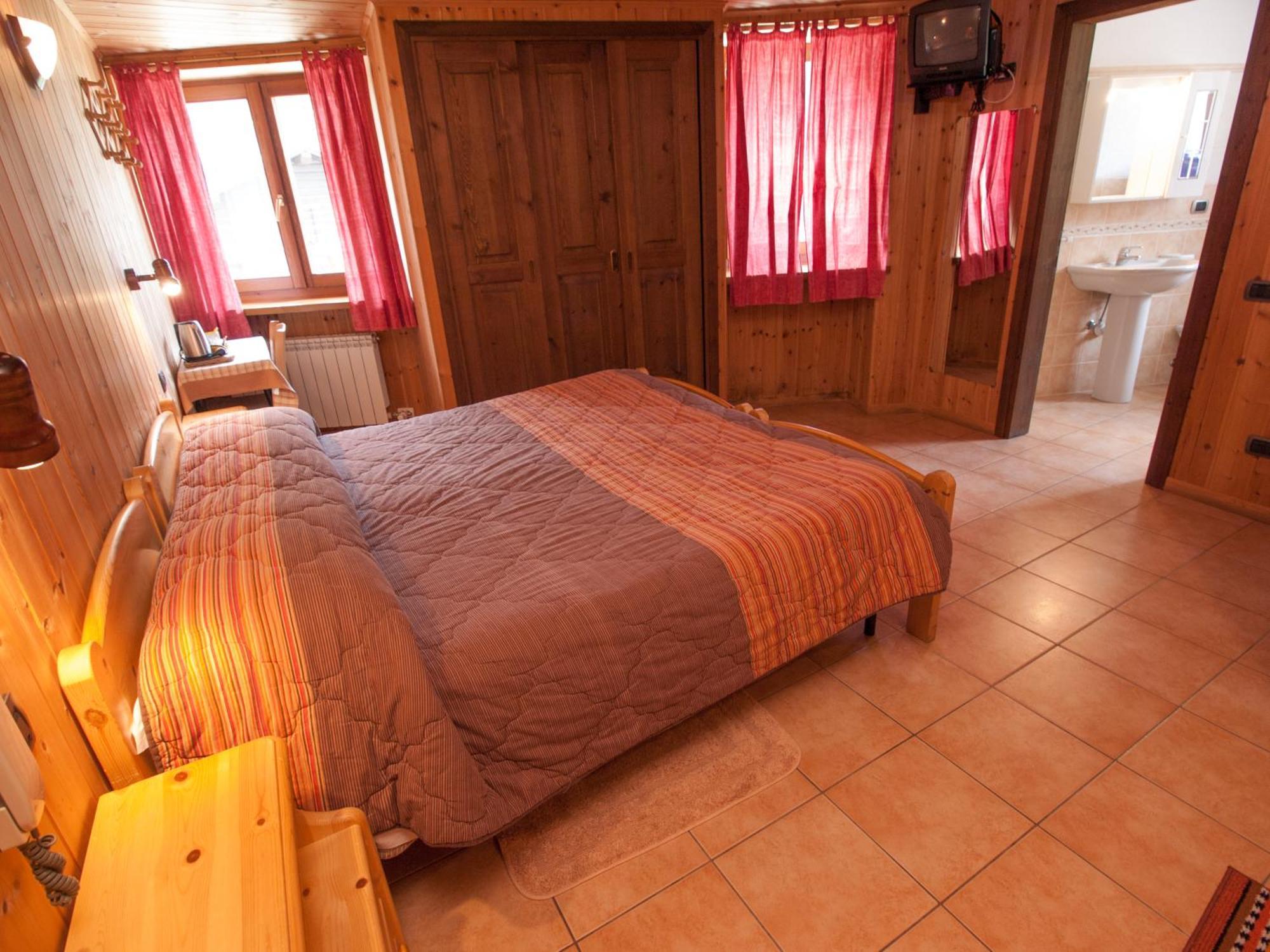 Le Vieux Rascard Chambres D'Hotes Champoluc Rom bilde