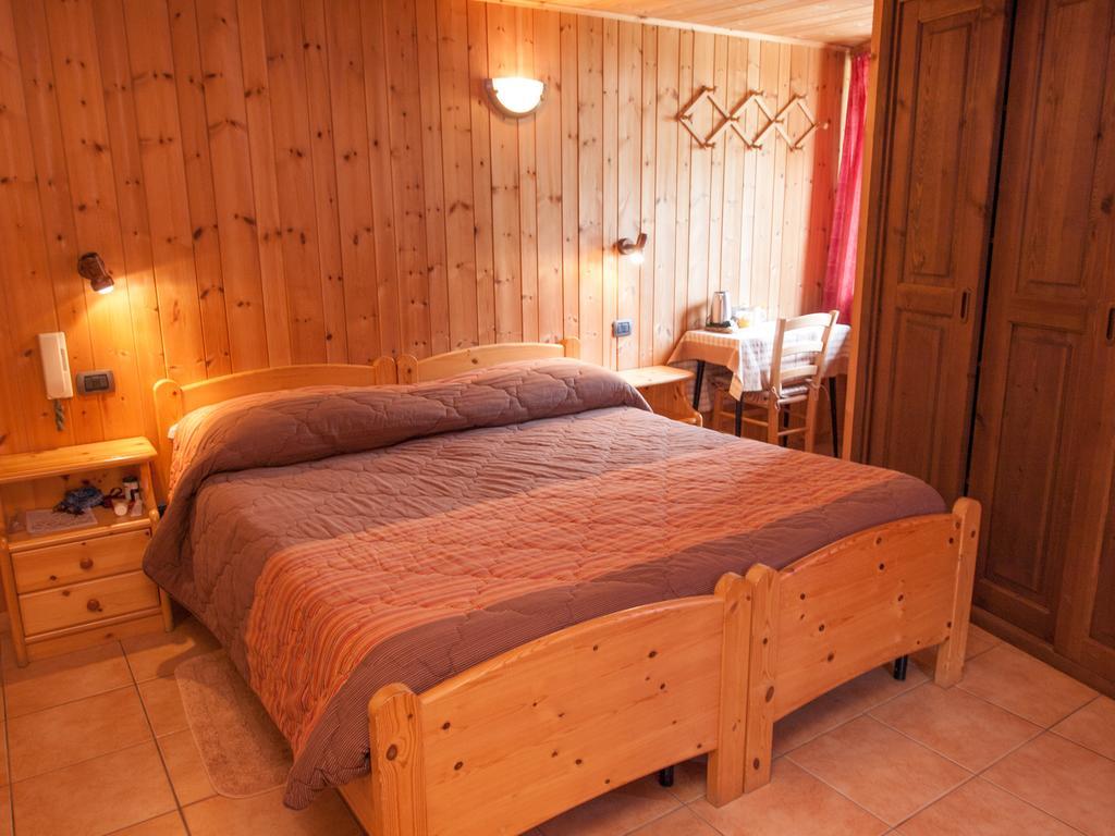 Le Vieux Rascard Chambres D'Hotes Champoluc Rom bilde