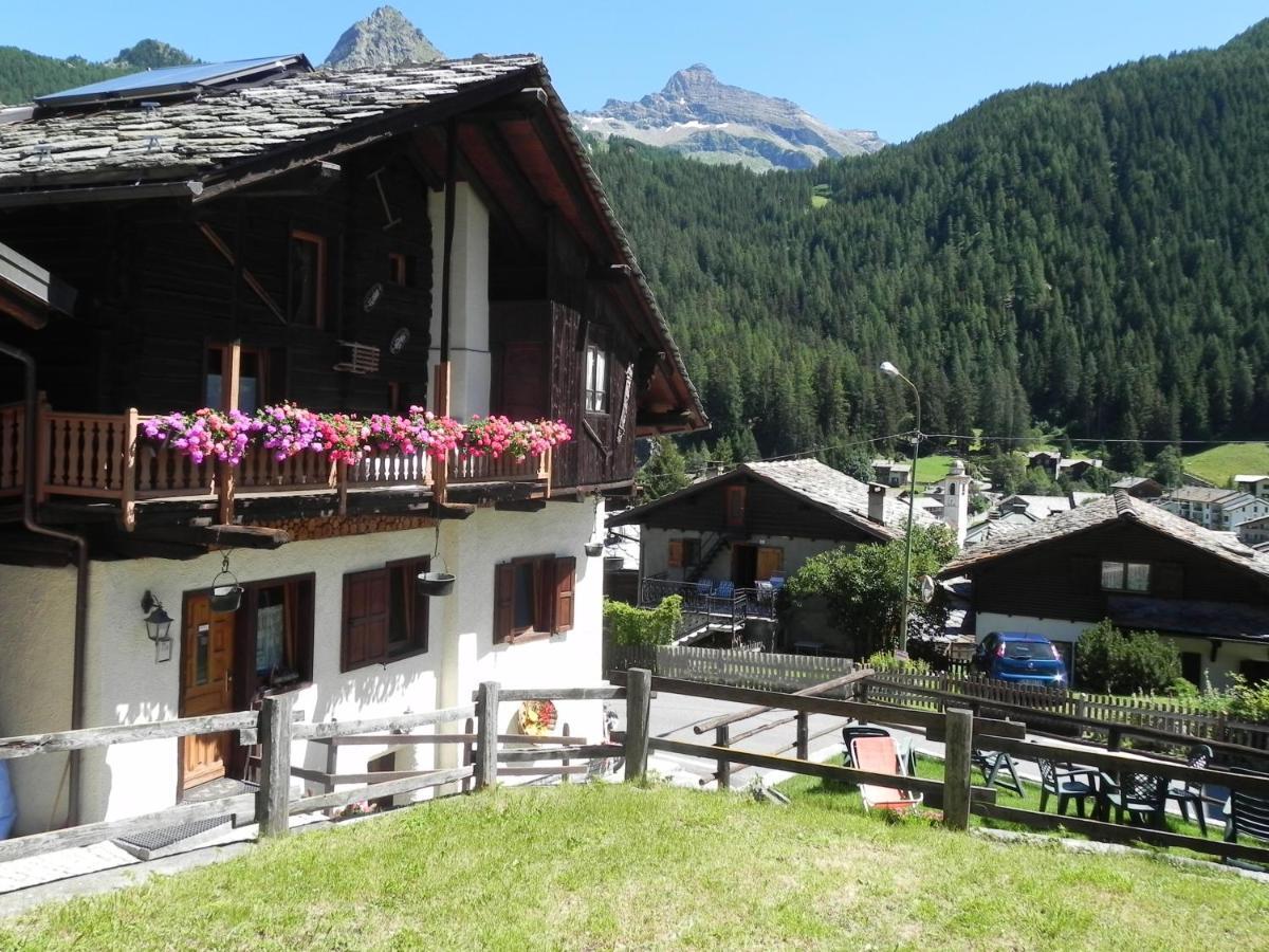 Le Vieux Rascard Chambres D'Hotes Champoluc Rom bilde